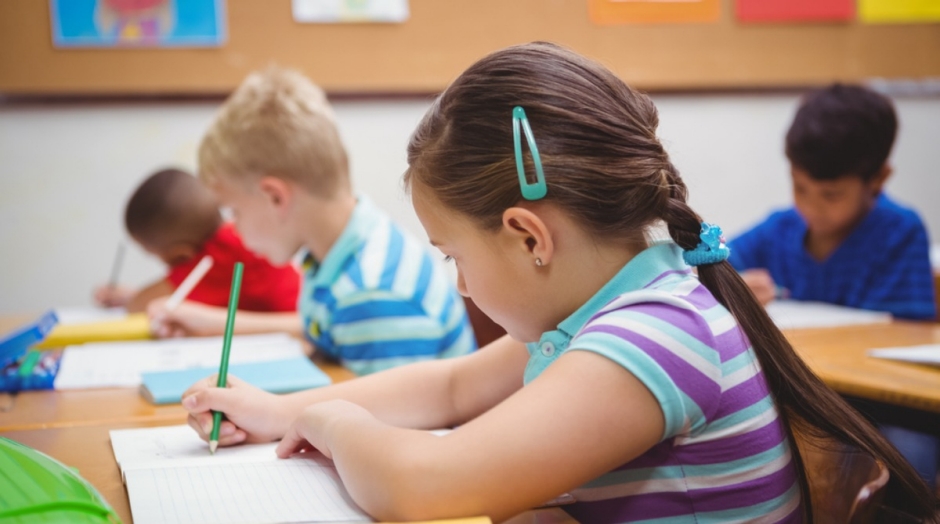 Kinder am Schreibtisch